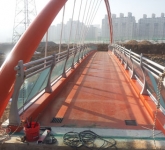 산책로 철교상…